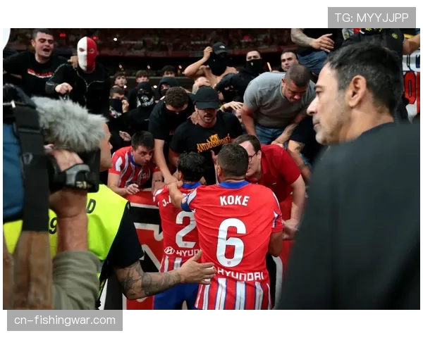 场边花絮：极端天气致马赛对阵勒沃库森比赛一度中断，球迷滞留看台